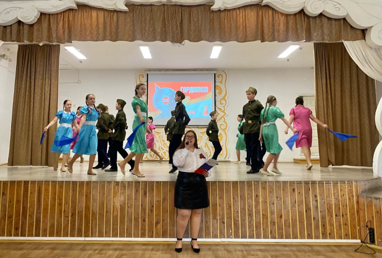 Торжественная линейка, посвященная Дню Победы.